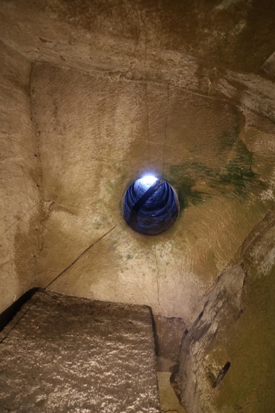 Ein alter Brunnen von unten