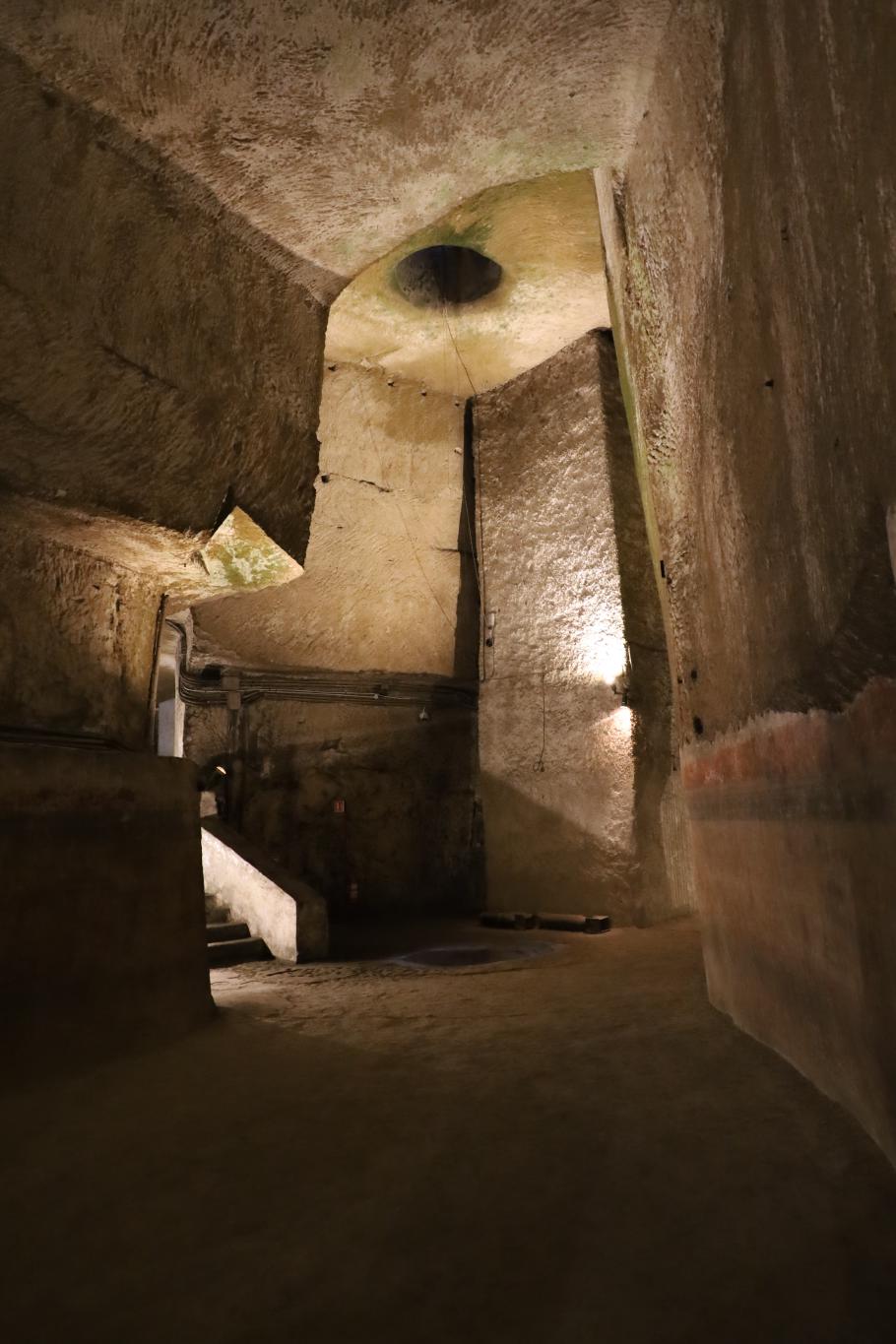 Die Brunnen nach oben wurden im Krieg alle bis auf den einen verschlossen. Dieser endet oben in einer Kirche und war deshalb die sicherste Variante, um Dinge hinauf oder herab zu bringen.