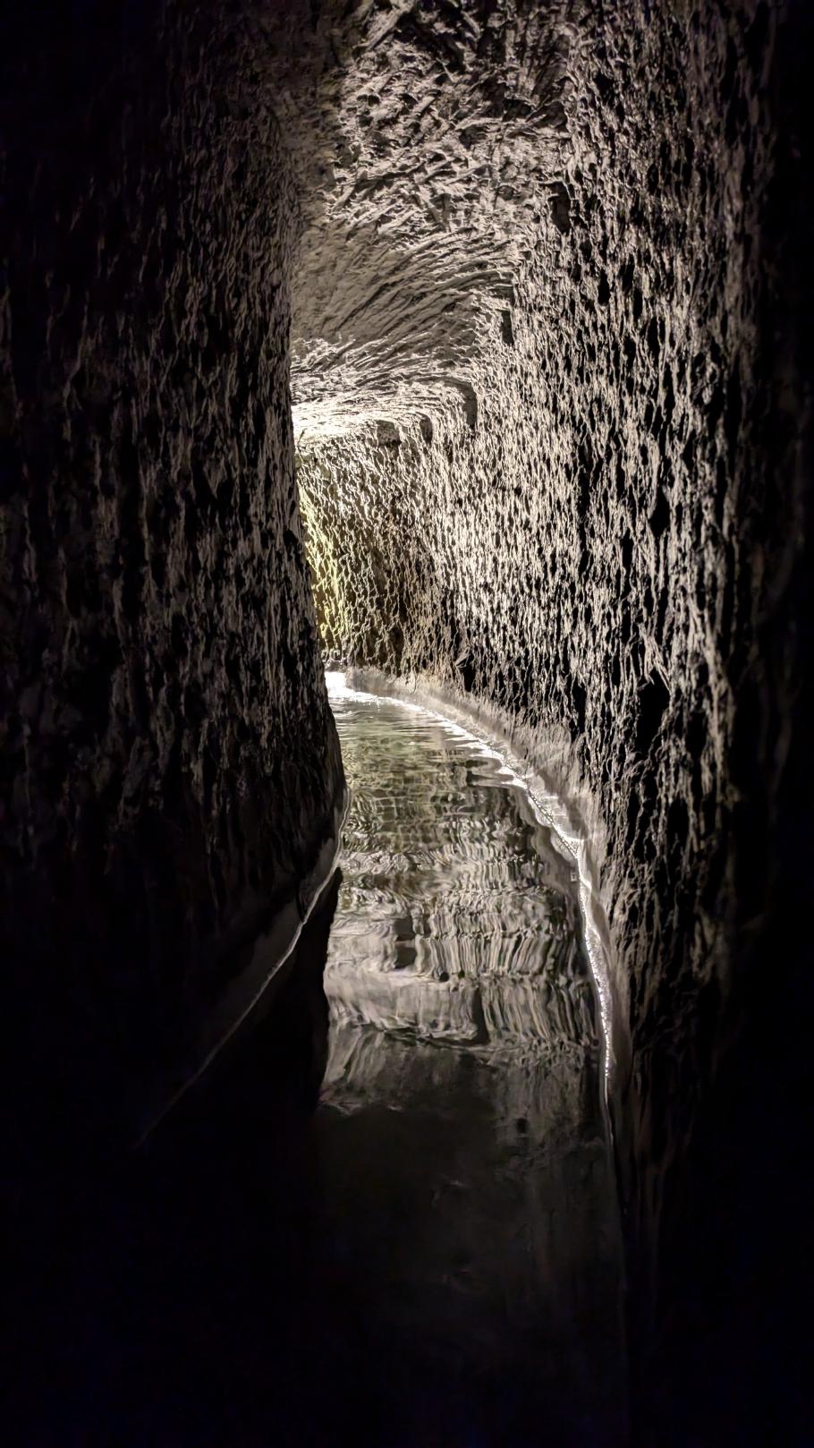 Über schmale Kanäle im Fels fließt das Wasser in größere Räume