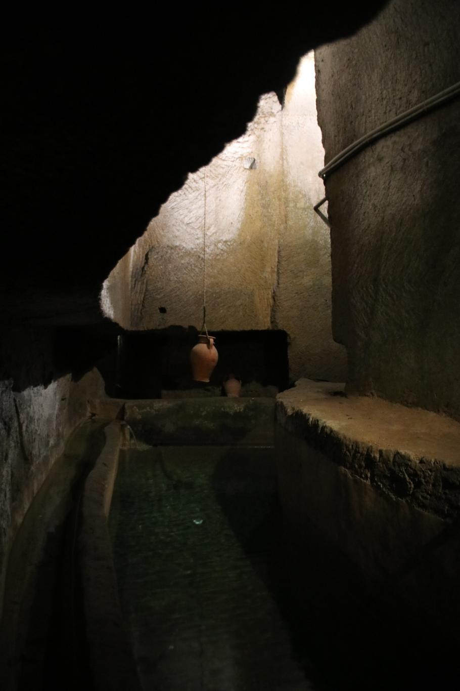 An vielen Stellen hängen Amphoren hinab und markieren die ehemaligen Brunnen