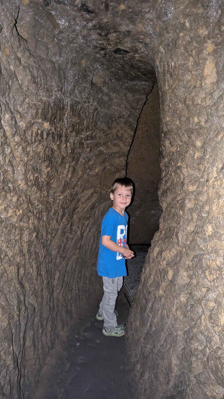 Über teils sehr schmale Wartungs-Gänge folgen wir dem Aquädukt unter der Stadt entlang