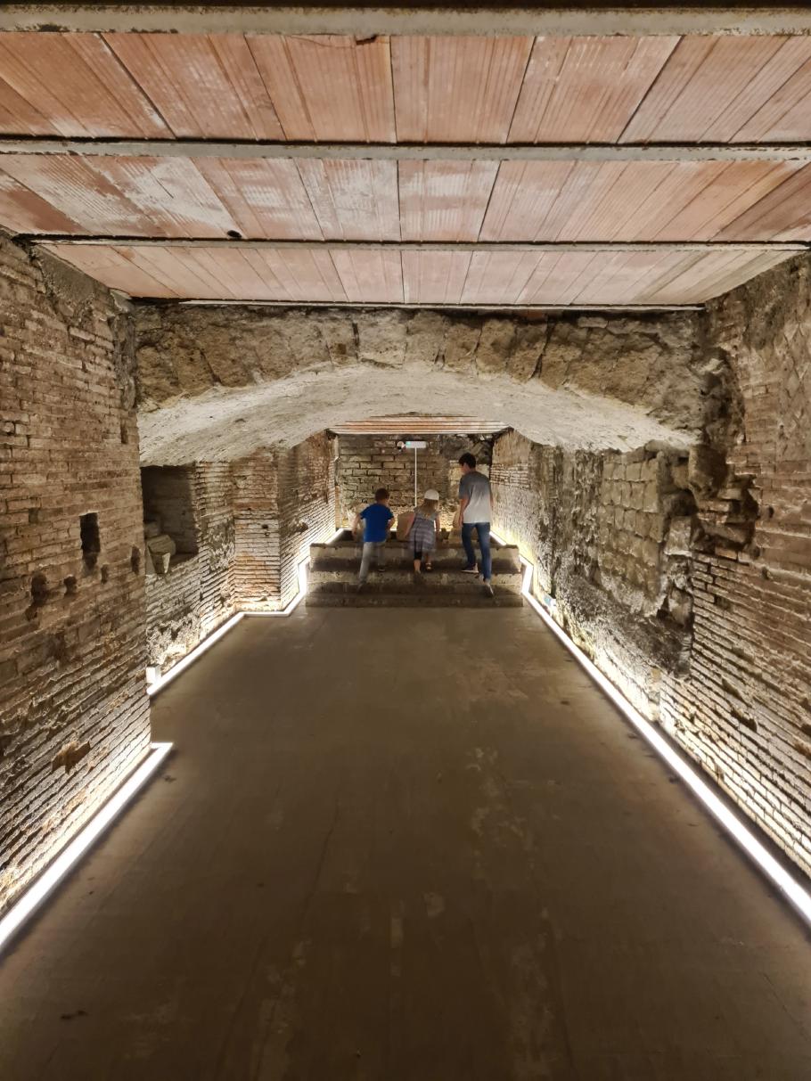 Die Gänge waren das &ldquo;Backstage&rdquo; des alten Theaters. Auf den modernen Stahlträgern ruhen die heutigen Wohnzimmer der Gebäude, die darauf errichtet wurden