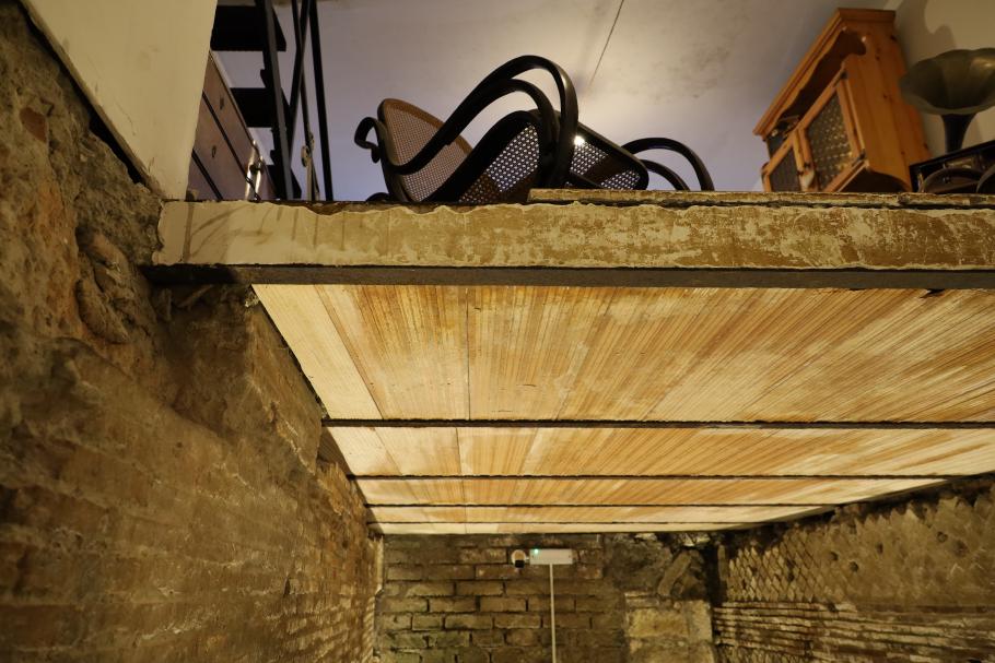 Ein Durchbruch zeigt einen Blick in eines der (nicht mehr bewohnten) Gebäude neuerer Zeit