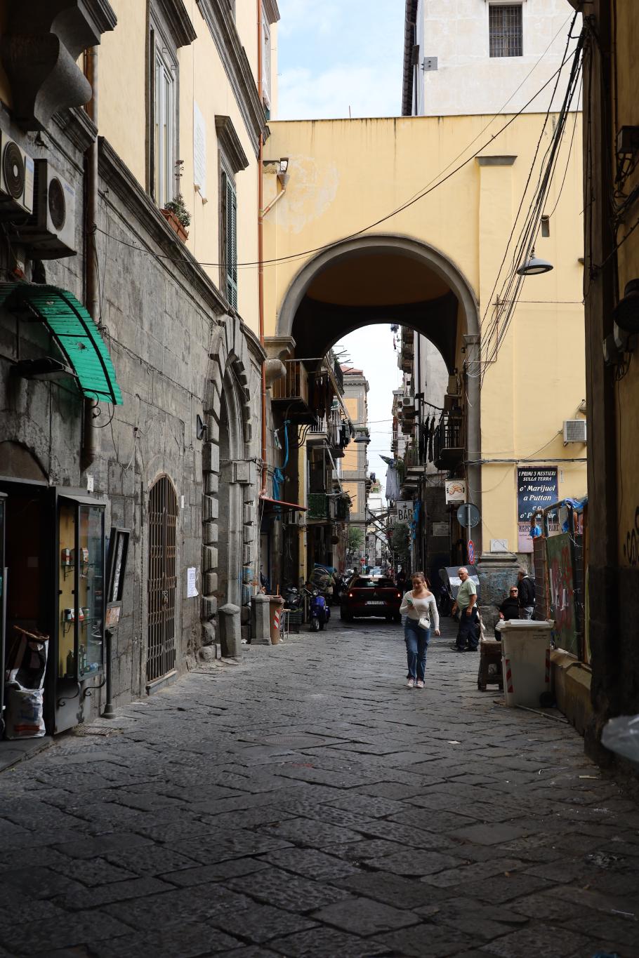 Diese üppig breiten Alleen teilen sich Autos, Fußgänger und Mopeds