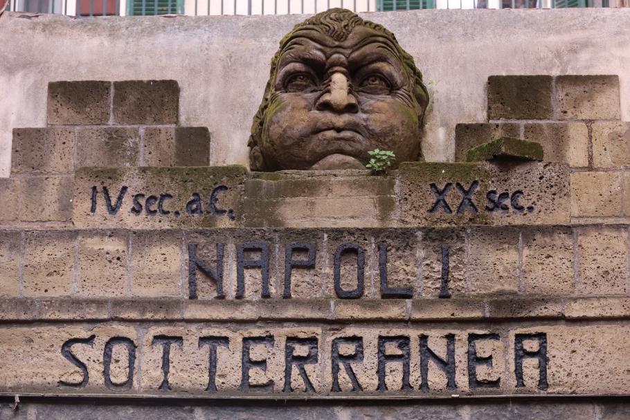 Etliche Hinweisschilder zeigen die vielen Zugänge zum Untergrund Neapels