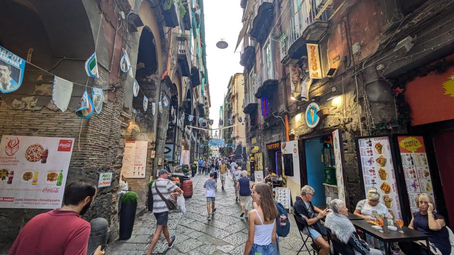 Es geht durch bunte, lebendige Gassen