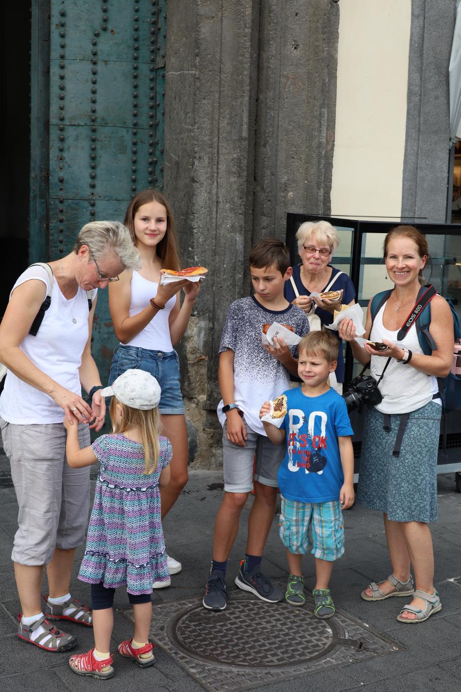 Unterwegs gibt es Streetfood, das erste preiswerte Essen in diesem Urlaub