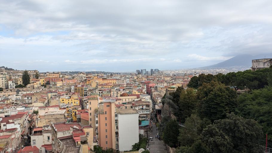Zum Kloster hinauf führt eine Treppe.