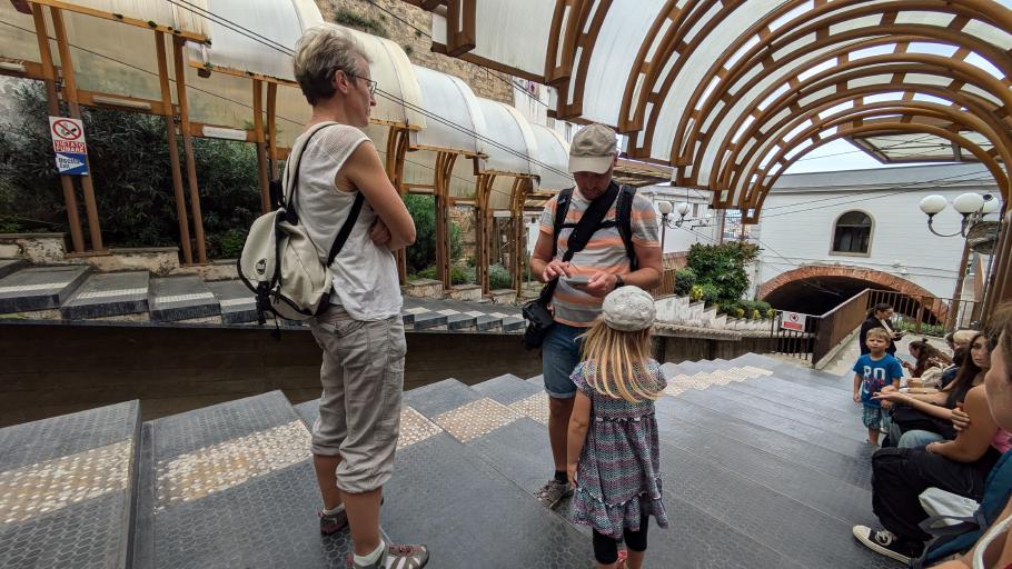 Eine Berg-Bahn pendelt zwischen Fuß und Gipfel des kleinen Berges