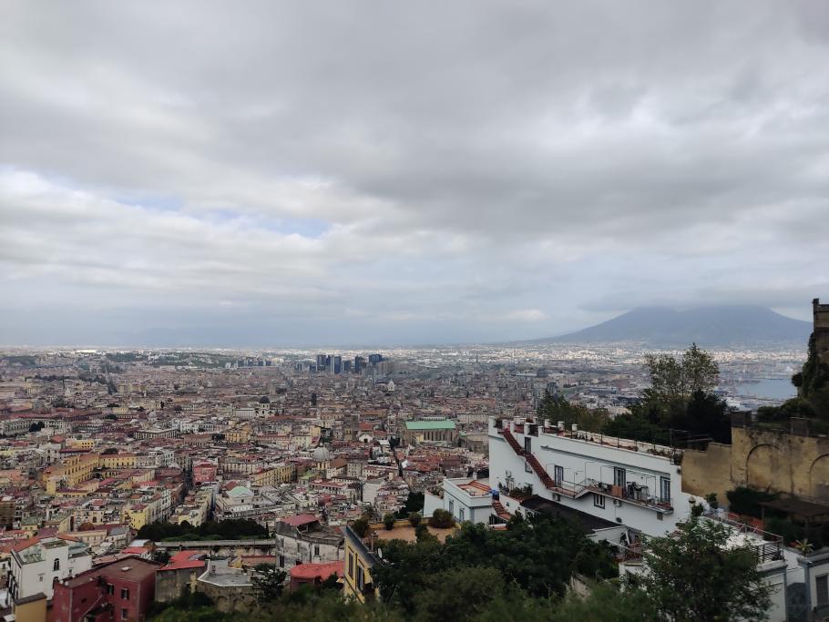 Von hier überblicken wir die Metrole bis hinüber zum Vesuv