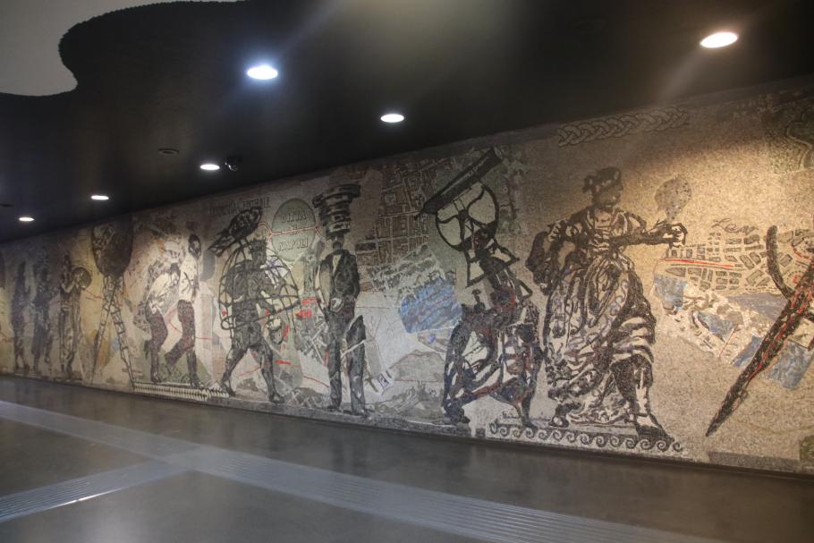 Mosaike verzieren die Wände der Station