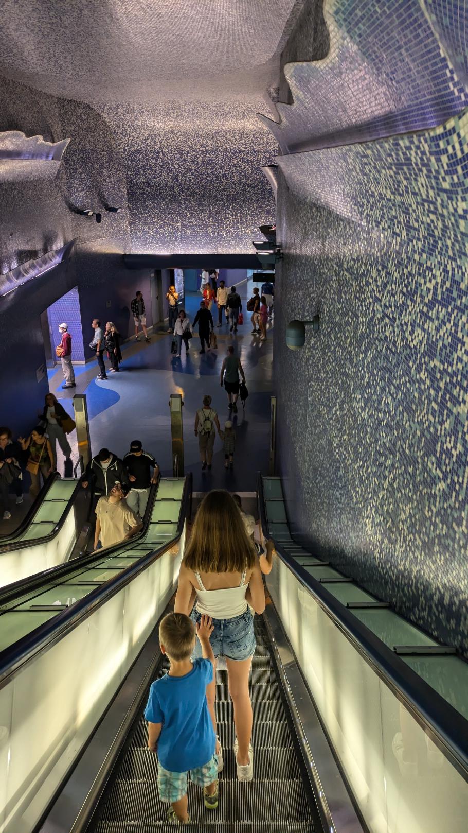 Weiter unten sind die Mosaik-Fliesen blau und weiß