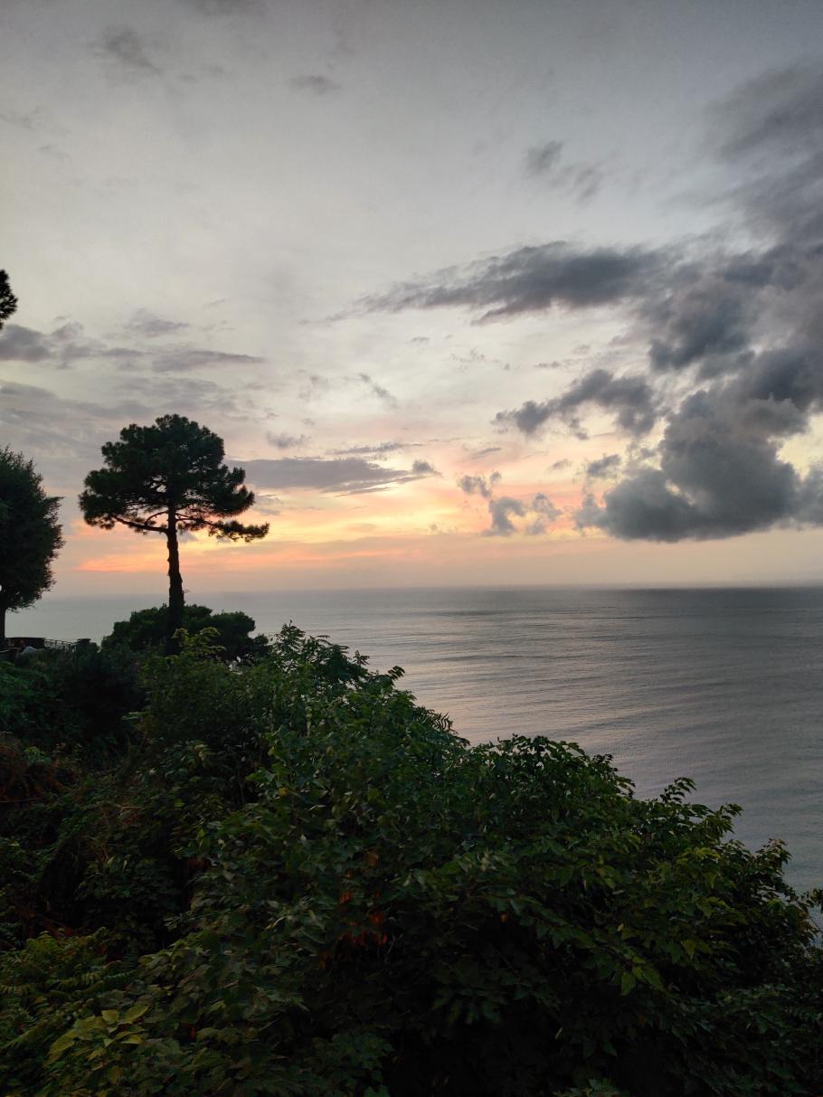 Ein schöner Abendhimmel auf dem Weg zum Restaurant