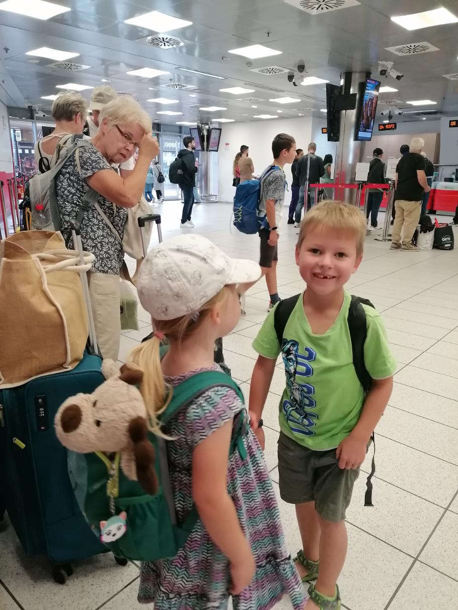 Am Serviceschalter der Tren Italia heißt es erst einmal: Warten