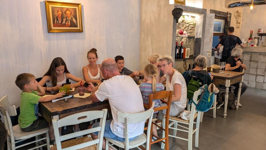 In einem kleinen Straßenrestaurant gibt es leckere napolitanische Küche