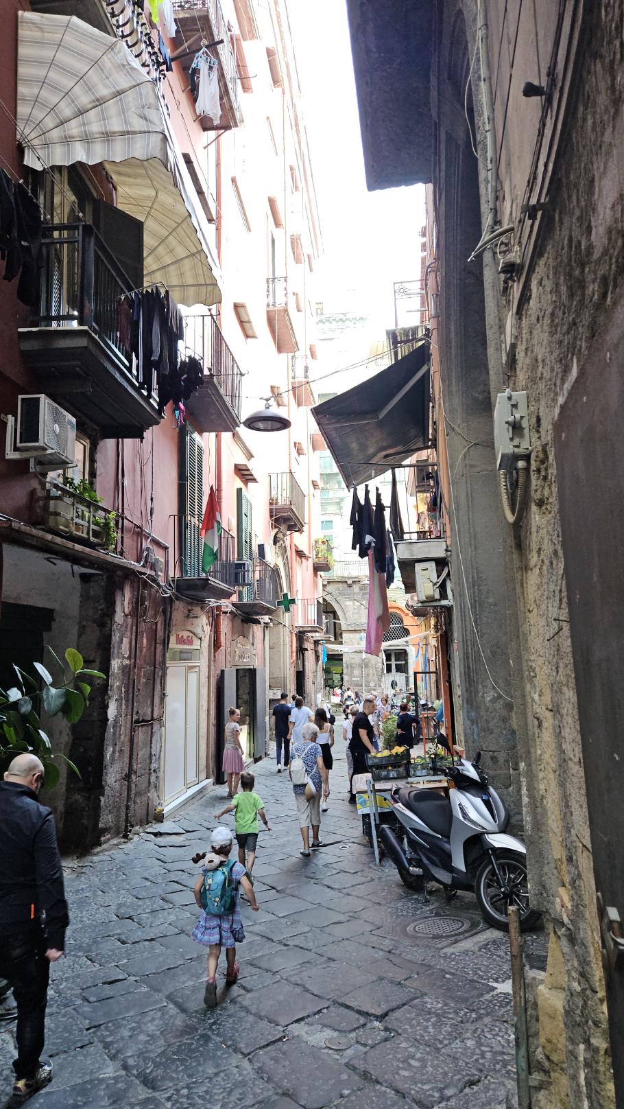 Hier liegt zwar kein Müll, aber etwas trostlos schaut es abseits der wenigen Hauptstraßen trotzdem aus