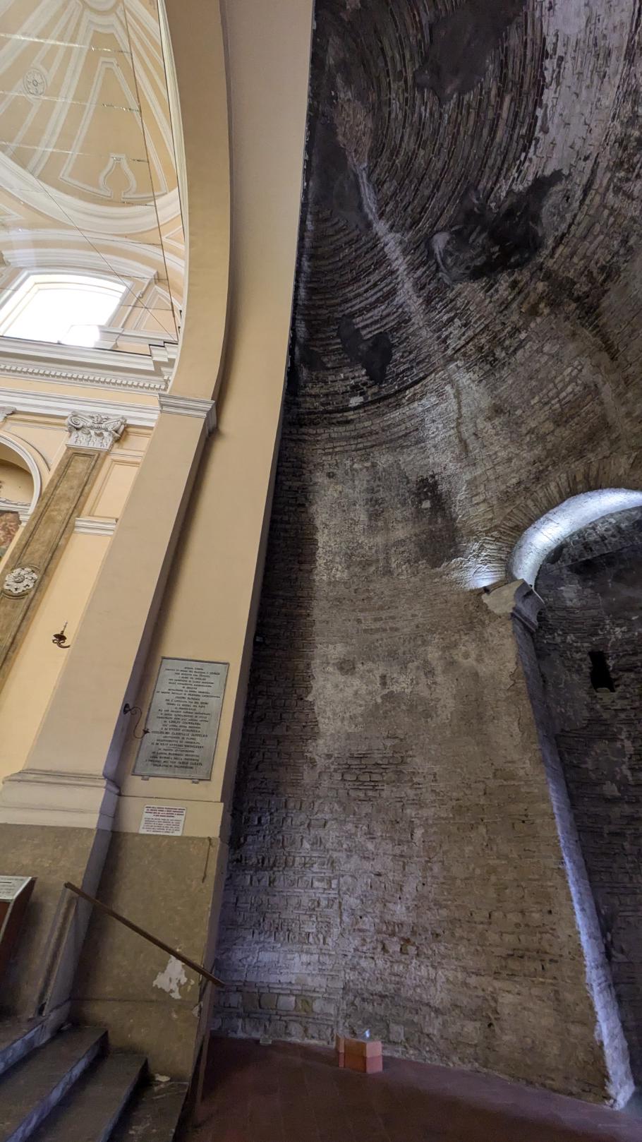 Alt trifft neu: der Bogen am Eingang der Kirche ist noch aus der Zeit der Römer