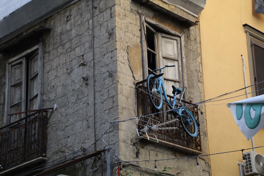 Nur dieser kleine Farbklecks ziert die graue Fassade