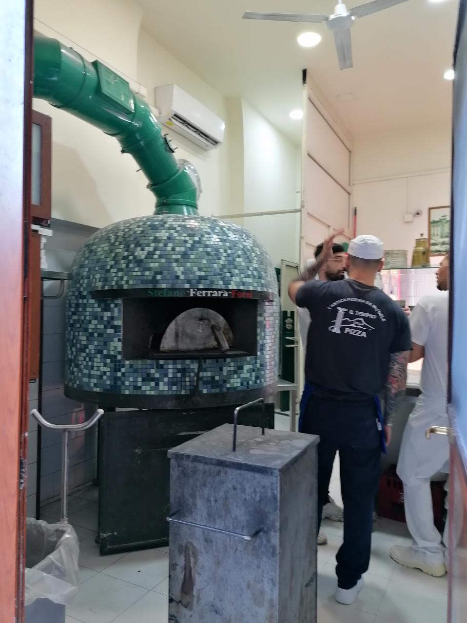 Durch die Gassen weht der Duft der omnipräsenten Pizzabäckereien