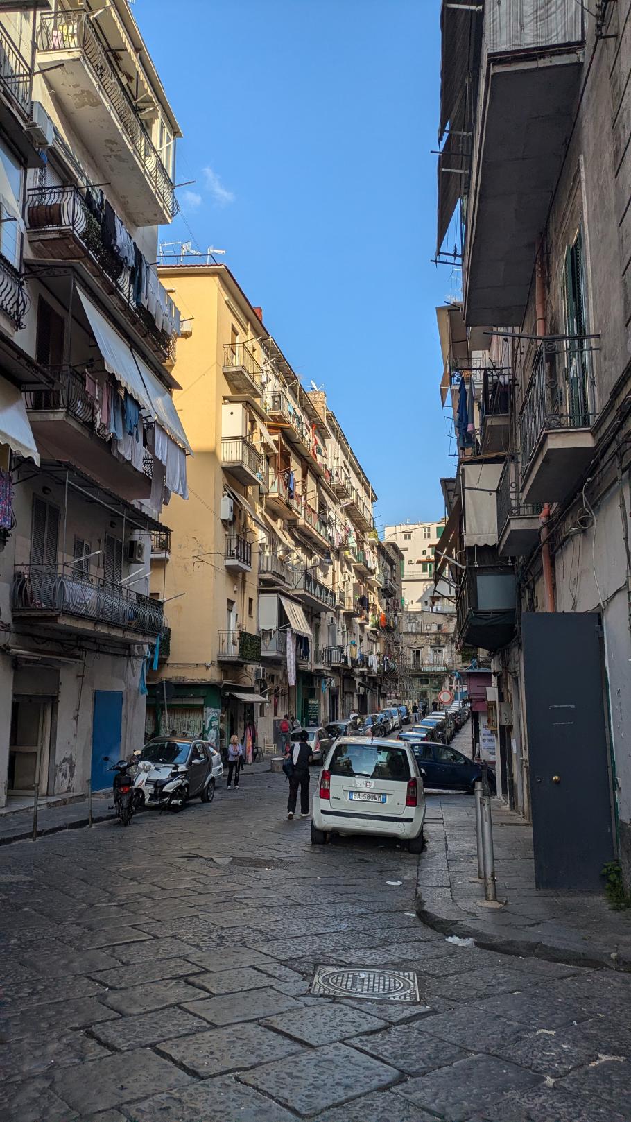 So sehen die meisten Gassen in Neapel aus