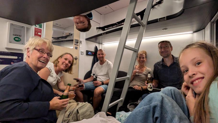 Bekannte Location, neue Gesichter. Heute Abend stoßen wir mit Geli auf die gute Heimreise an