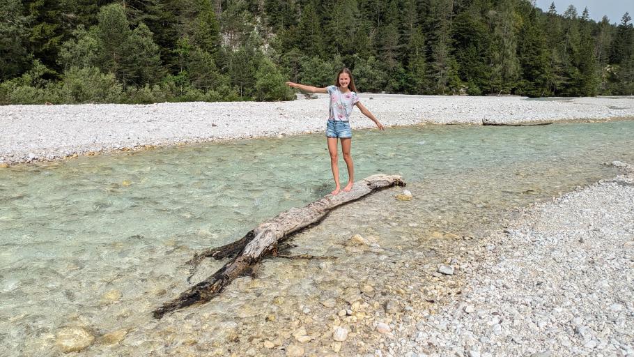 Nur nicht reinfallen! Der Fluss hat nur 6 Grad.