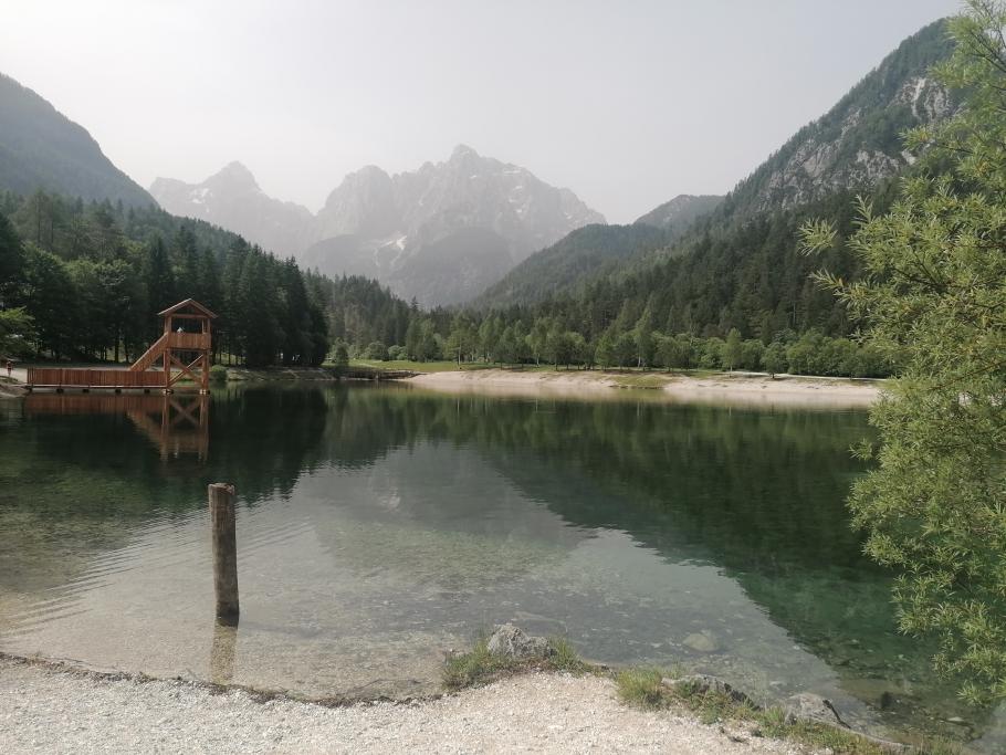 Der Jasnasee liegt idyllisch inmitten von hohen Gipfeln