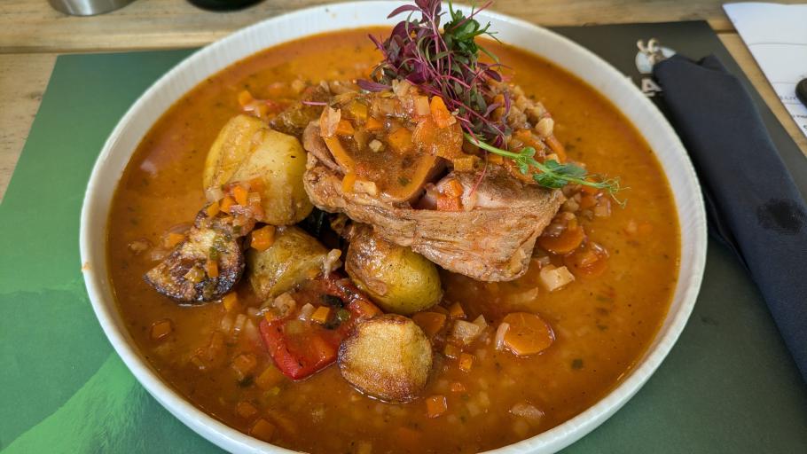 Ossobuco, &ldquo;Knochen mit Loch&rdquo; ist ein traditionelles italienisches Schmorgericht