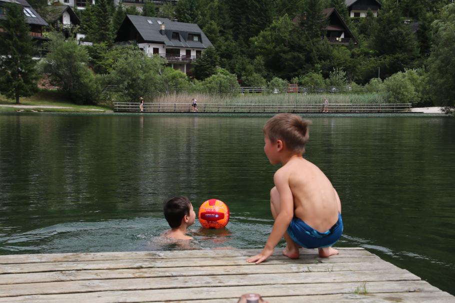 Felix rettet den Ball, den Mattis ins Wasser geworfen hat