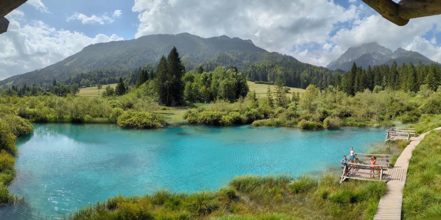 Der Weiher strahlt in karibischen Farben