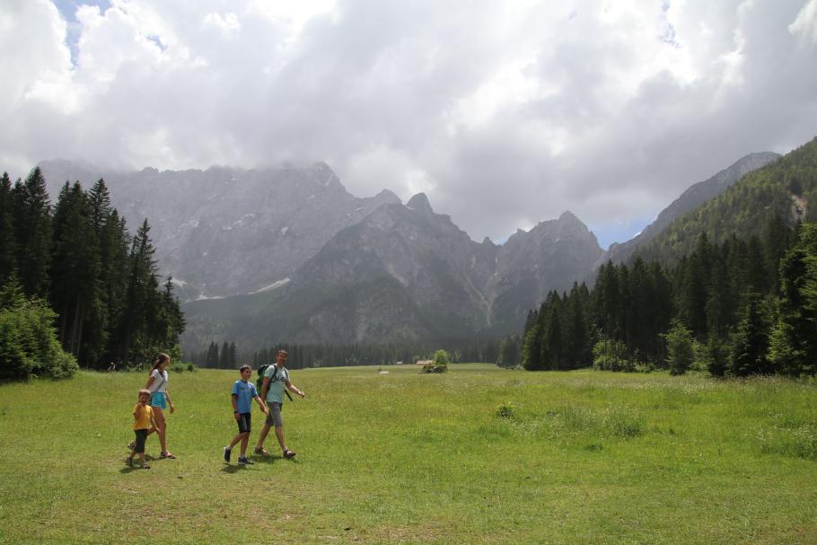 Anfangs ist der Weg um den See noch gut begehbar. Nachher wird es zu schlammig