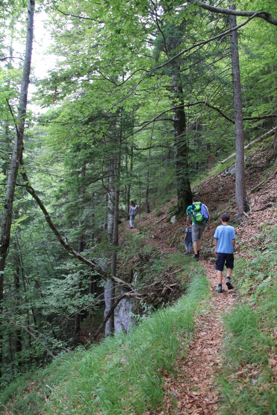Mit der Abbruchkante direkt nebenan fühlen wir uns ein wenig unwohl