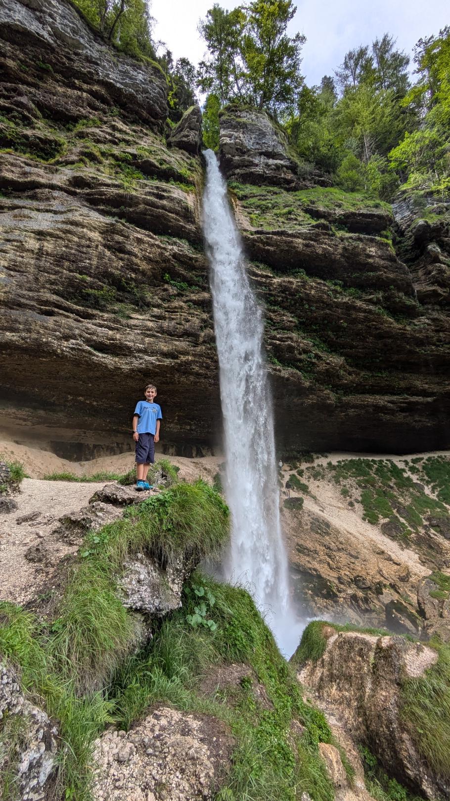 Tonnen von Wasser donnern jede Sekunde ins Tal hinab