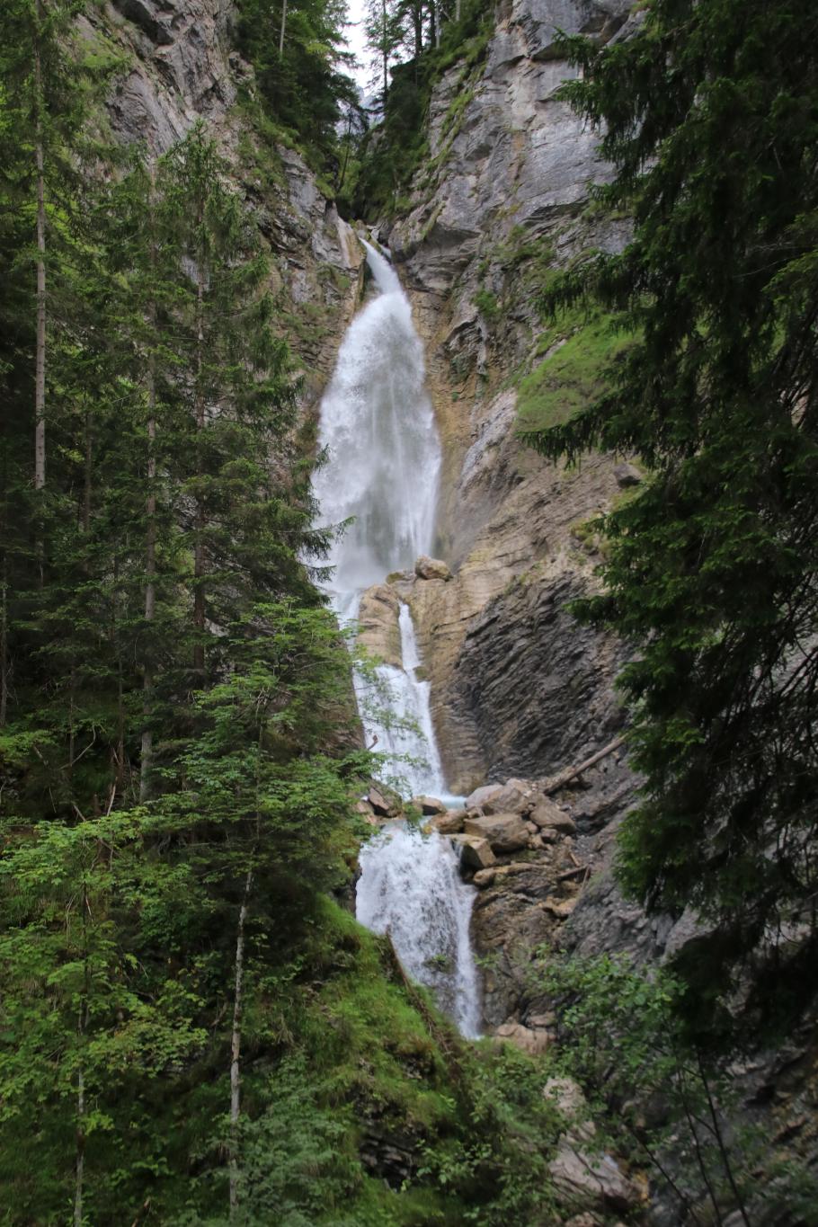 Obwohl der Wasserfall über 100 Meter in 3 Stufen fällt, wirkt er kleiner, als der Peričnik-Wasserfall