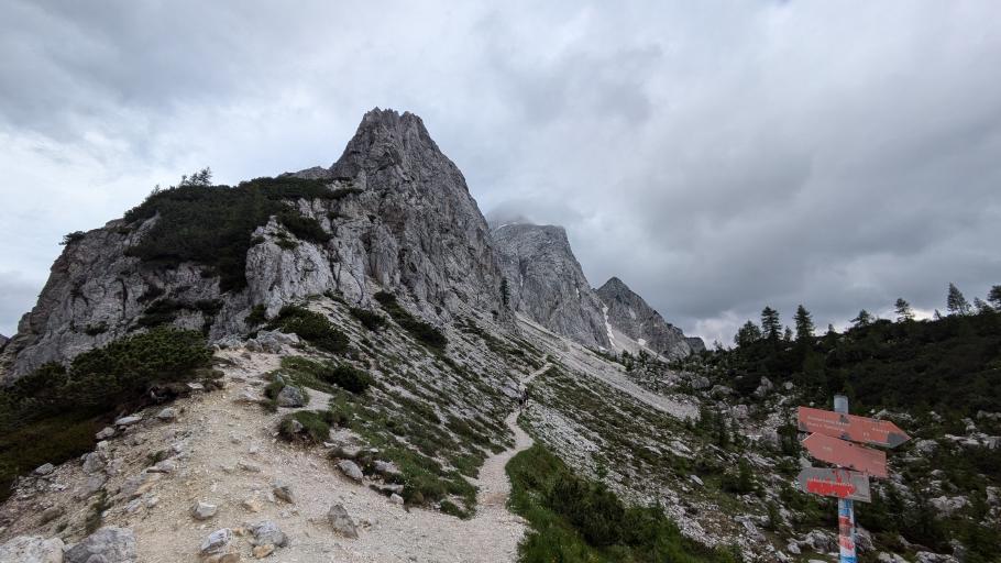Auf 1800 Metern führt ein Pfad durch ein Geröllfeld