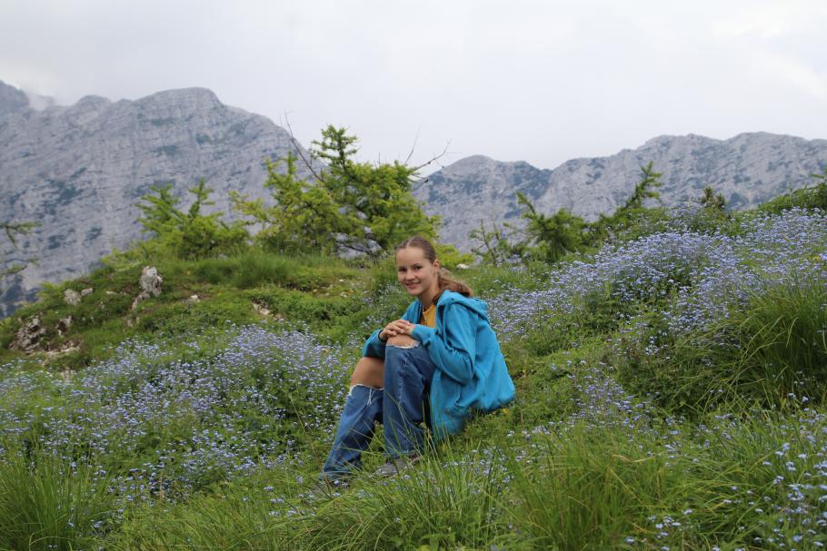 Annabell (blau im Vordergrund) in Vergissmeinnicht (blau im Hintergrund)