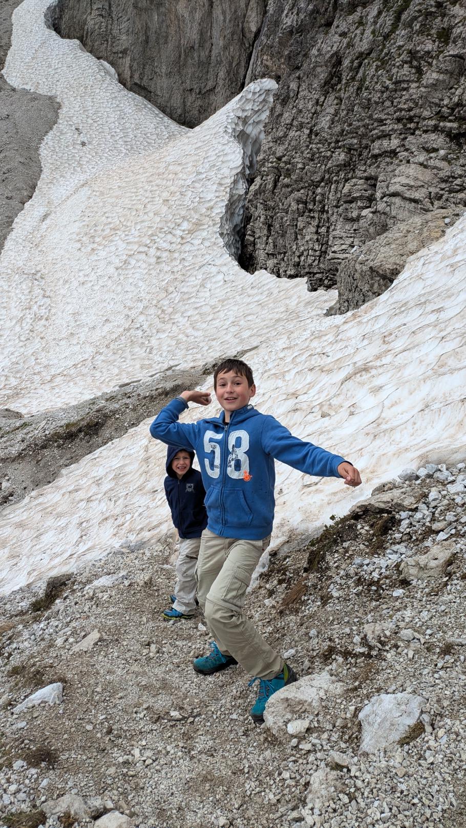 Schneeballschlacht im Sommerurlaub