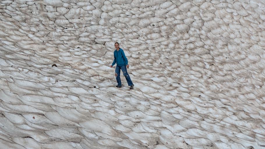 Annabell nimmt den Weg quer durch den Schnee
