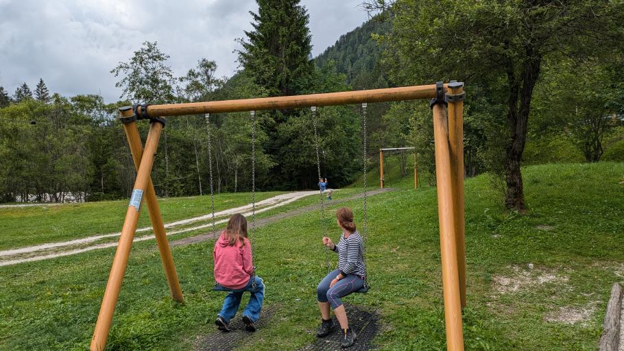 Wir machen einen ersten kurzen Stopp am Sport-Spielplatz in der Nähe vom Hotel
