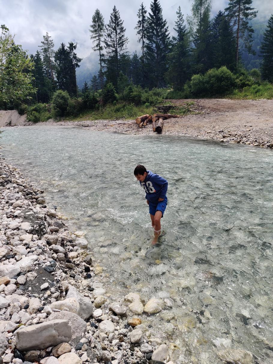 Bei Felix reicht das Wasser fast bis an die Hose