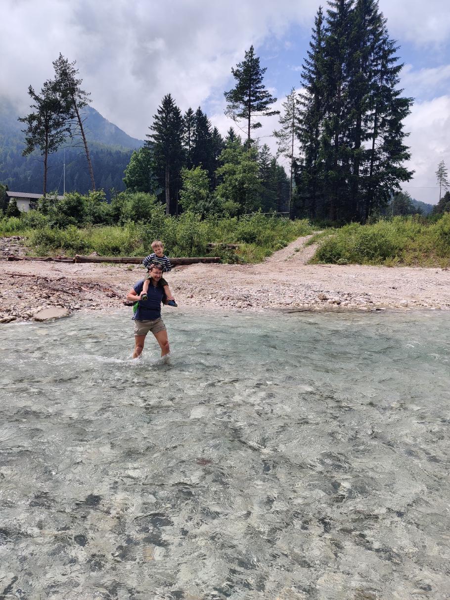 Mattis findet einen Weg ohne nasse Füße