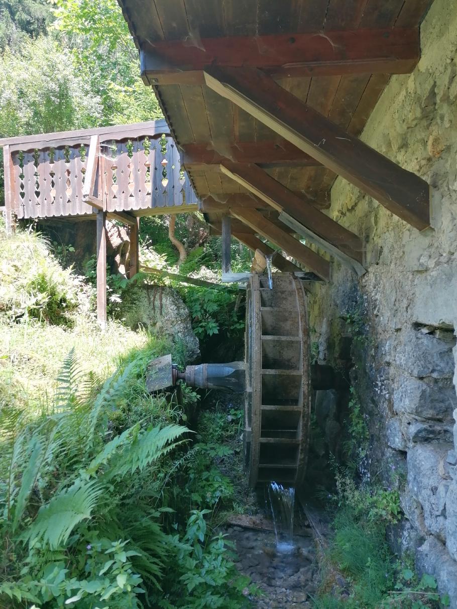 Wo es mehr Wasser gibt, finden sich alte Mühlräder oder moderne Generatoren