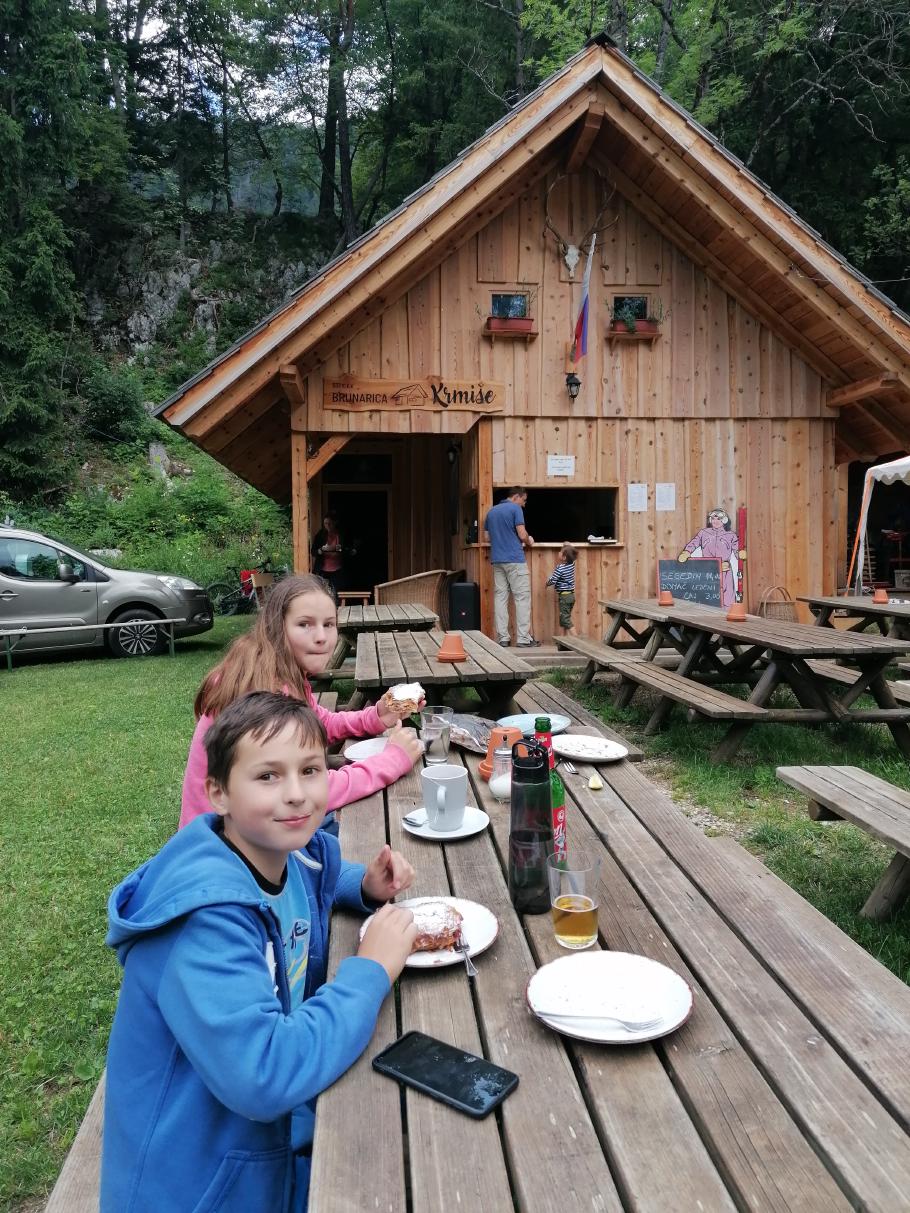 Mattis bestellt noch einen zweiten Apfelstrudel