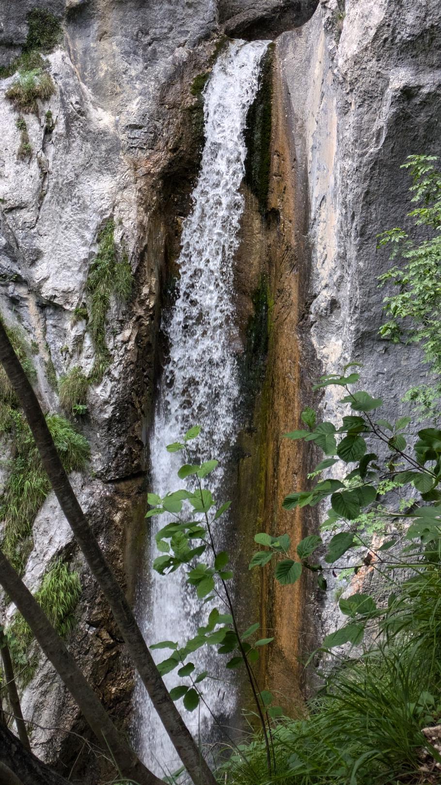 Neben uns rauscht der Bergbach einen hohen Wasserfall hinab