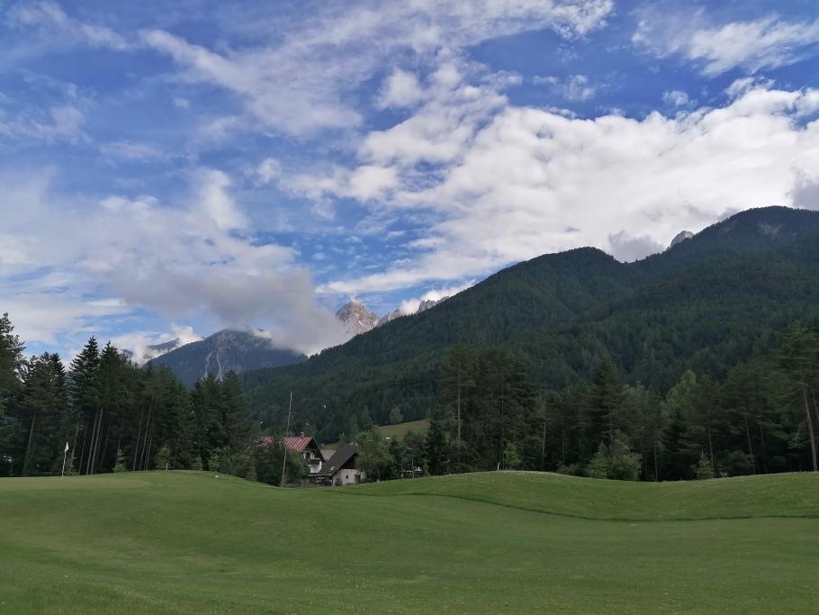 Als wir den Golfplatz überqueren, lassen sich hinter uns einige Gipfel blicken