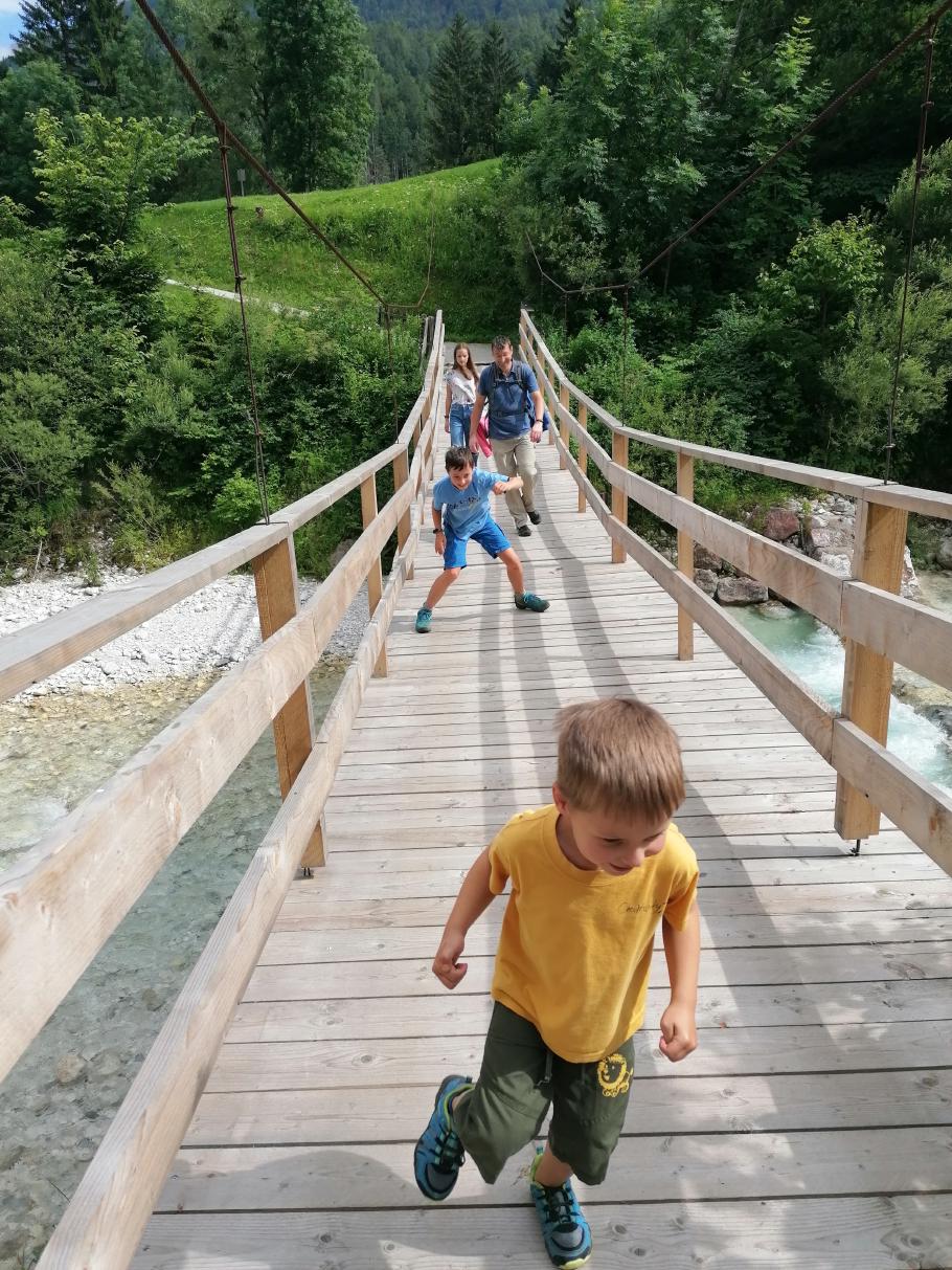 Felix bringt die Hängebrücke ganz schön ins schaukeln