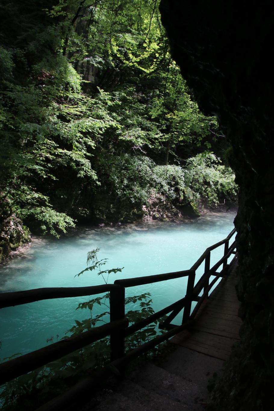 Gelöste Mineralien färben die meisten slowenischen Bergflüsse karibisch blau