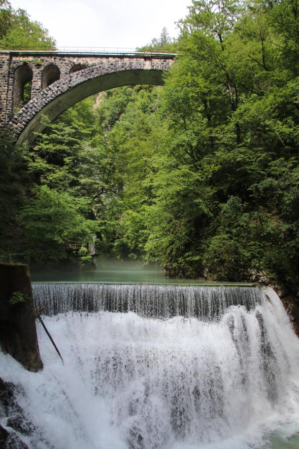 Am Ende der Wanderung führt eine alte Eisenbahnbrücke über die Schlucht