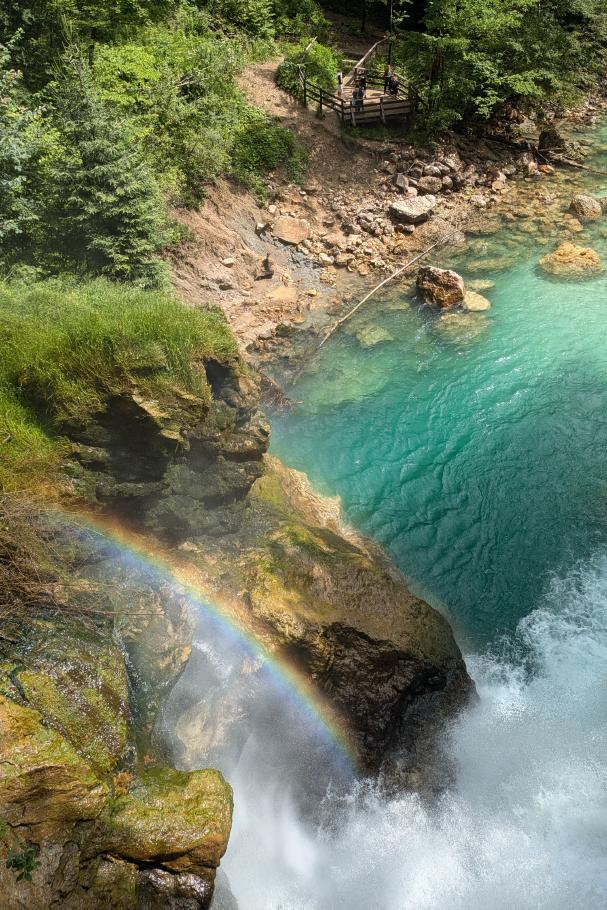 Die Gischt des Flusses produziert einen dauerhaften Regenbogen