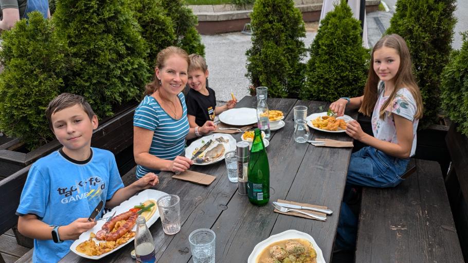 Zum Mittag essen wir vor Ort slowenische Küche